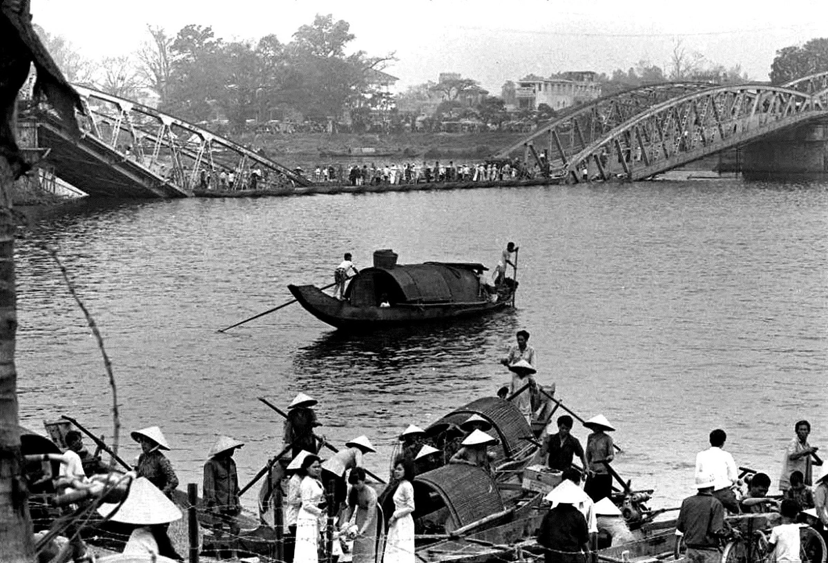Cầu Trường Tiền bị kéo sập năm 1968. Ảnh: Tư liệu